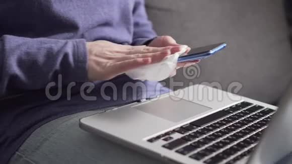 一个女人用抗菌擦擦智能手机视频的预览图