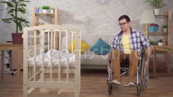 一个坐轮椅的残疾人一个孩子卧室里年轻父亲视频的预览图