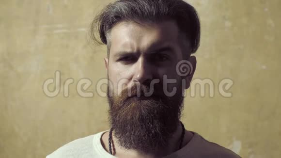 理发店理发店和理发店有胡子和胡子的硬汉运动胡子男的特写肖像缺乏视频的预览图