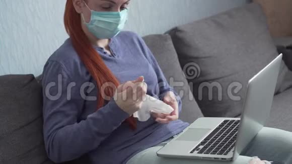 女人用抗菌擦拭键盘视频的预览图