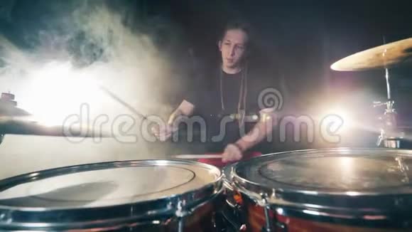 鼓手有节奏地敲击鼓包视频的预览图