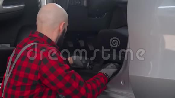 修理汽车修理店修理一辆汽车的人汽车服务维修和保养视频的预览图