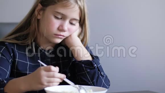 在厨房里吃健康早餐的孩子这个女孩不饿她拒绝吃东西胃口不好视频的预览图