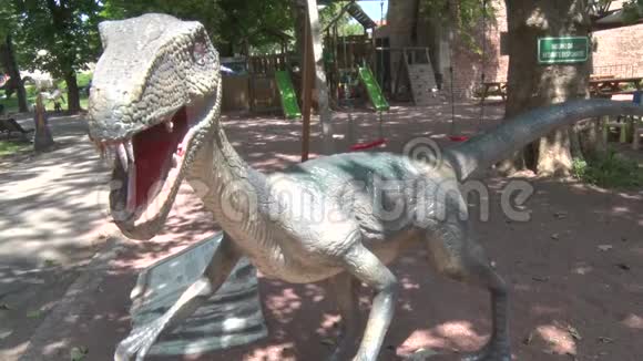 恐龙公园头部和身体中的真实体骨生物恐龙视频的预览图