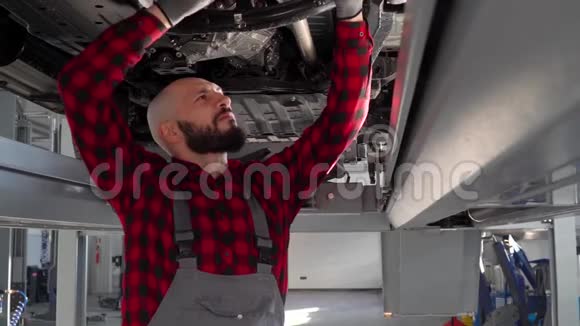修理汽车修理店修理一辆汽车的人汽车服务维修和保养视频的预览图