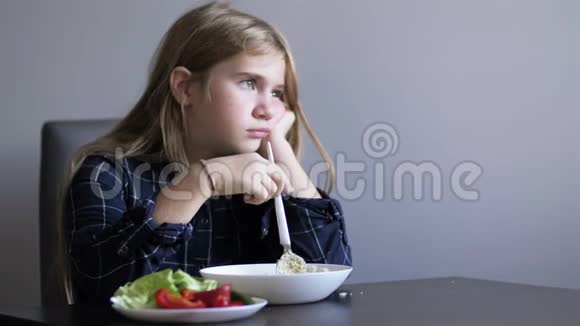 小女孩不想吃蔬菜孩子生气了就转身走了视频的预览图