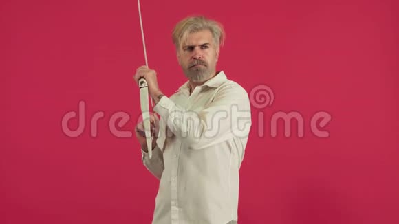 天使男用爱的箭瞄准有趣的丘比特男人射弓带弓箭的雪露带弓的丘比特视频的预览图