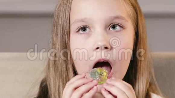 女孩将一个时尚的单颚矫正矫正板插入嘴里视频的预览图