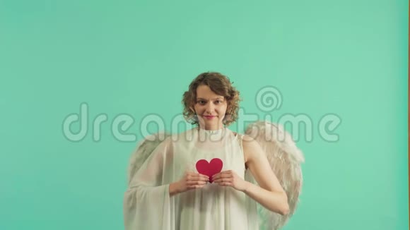 像丘比特那样长着翅膀的漂亮女孩祝贺圣瓦伦丁节天使儿童女孩有白色的翅膀视频的预览图