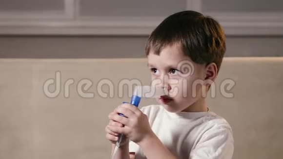 婴儿将雾化器喷嘴插入鼻子并通过鼻子吸入预防SARS视频的预览图