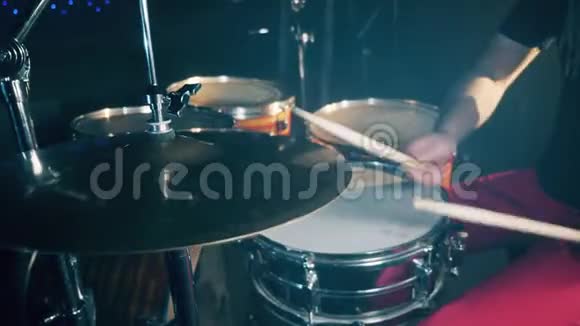 Cymbal有节奏地被鼓槌击中视频的预览图