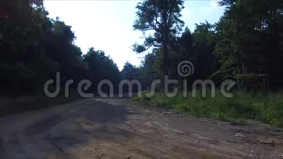 在山上的泥土路上飞翔视频的预览图