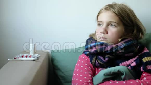 家庭治疗戴围巾的女孩在家生病流鼻涕和流感穿着暖和用毯子盖着吹视频的预览图