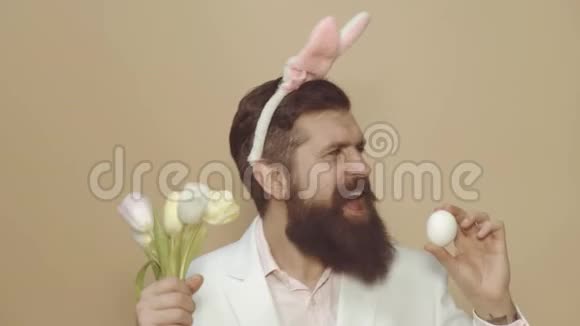 有趣的男人穿兔子服装配饰有趣的复活节兔子或兔子复活节快乐视频的预览图