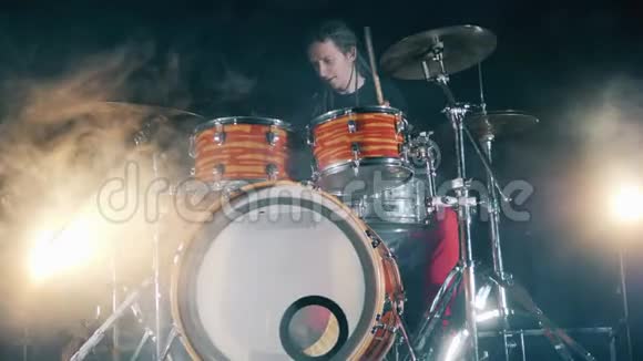 鼓包和一个男性鼓手在上面演奏音乐视频的预览图