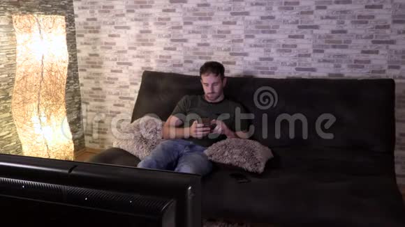 年轻情侣在沙发上喝咖啡视频的预览图