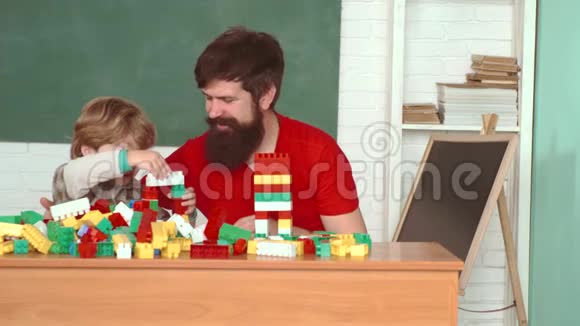 儿子帮她父亲修墙父子童年的概念父子一起建房子快乐视频的预览图