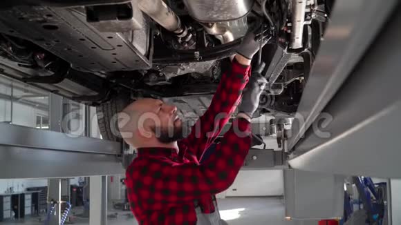 在汽车修理厂修理汽车的专业技工汽车服务维修和保养视频的预览图
