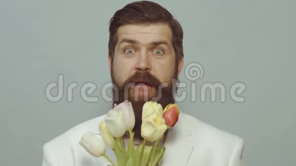 有花的人浪漫的男人带着郁金香花束过生日生日快乐视频的预览图