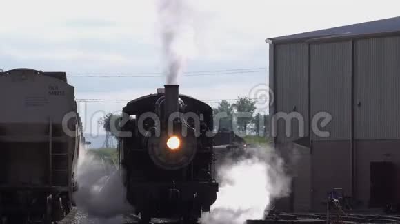蒸汽火车在轨道上行驶视频的预览图