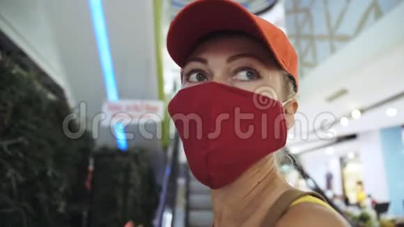 女人带着防护医疗面罩在超市旅行白种人游客女游客顾客杂货店视频的预览图