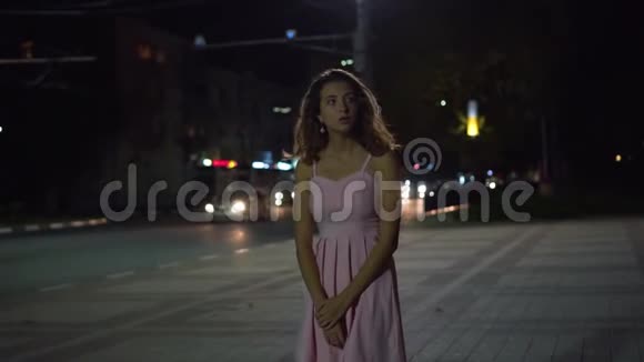 一个孤独的女孩晚上在城市里走来走去她冻僵了她很伤心视频的预览图