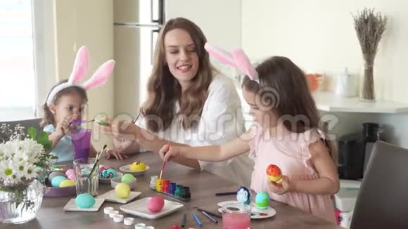 妈妈和女儿一起用有趣的兔子耳朵画鸡蛋视频的预览图