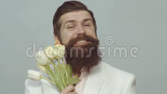 带有郁金香花束的浪漫男人那家伙决定给他女朋友一个惊喜给女孩的浪漫礼物视频的预览图