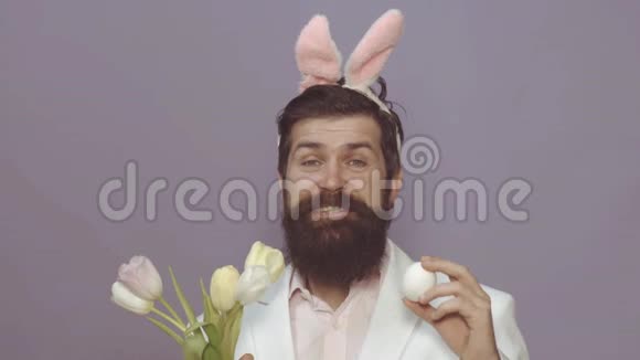 有胡子的人有兔子耳朵有趣的男人穿兔子服装配饰兔子是复活节的象征有趣的复活节兔子或视频的预览图