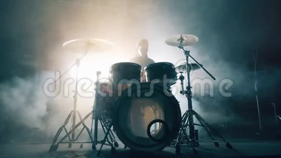 鼓手正在一个云雾缭绕的排练室里演奏鼓包视频的预览图