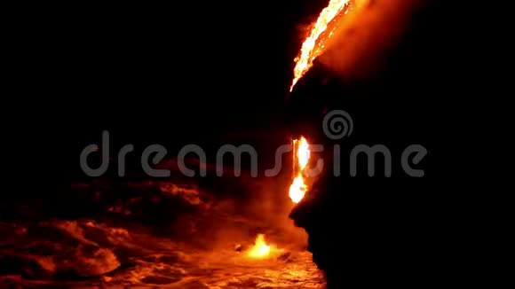 夏威夷火山熔岩流入大海的特写镜头视频的预览图