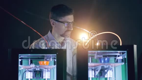 3位男工程师正在观察工作中的D型打印机视频的预览图