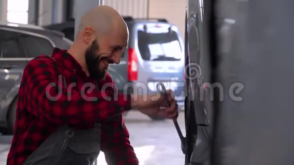 可爱的机械师在汽车修理厂修理一辆汽车汽车服务维修和保养视频的预览图