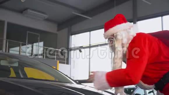一辆汽车经销商的圣诞老人选择了一辆礼品车视频的预览图