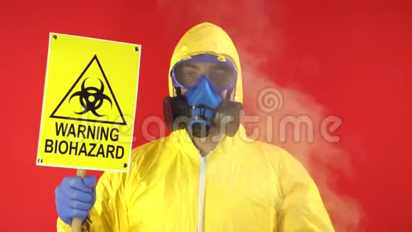 科学家病毒学家穿着工作服的工厂工人指着一个生物危险标志生物危害应急视频的预览图