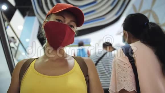 女人带着防护医疗面罩在超市旅行白种人游客女游客顾客杂货店视频的预览图