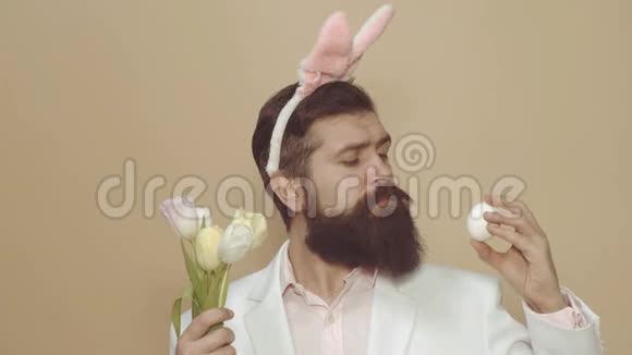 复活节快乐有胡子的人有兔子耳朵有趣的男人穿兔子服装配饰兔子是复活节的象征有趣搞笑视频的预览图