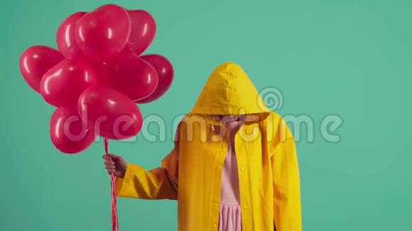 绿色背景上有心形气球的女人情人节庆祝活动视频的预览图