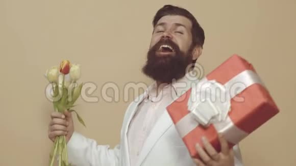 浪漫的男人有礼物和郁金香花束作为生日礼物生日快乐视频的预览图