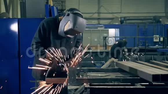 焊接技术人员正在钎焊金属片专业焊工在工厂工作视频的预览图
