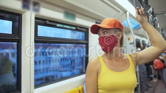妇女旅行白种人乘坐在地面列车空中列车戴着防护医疗面罩空中列车女游客视频的预览图