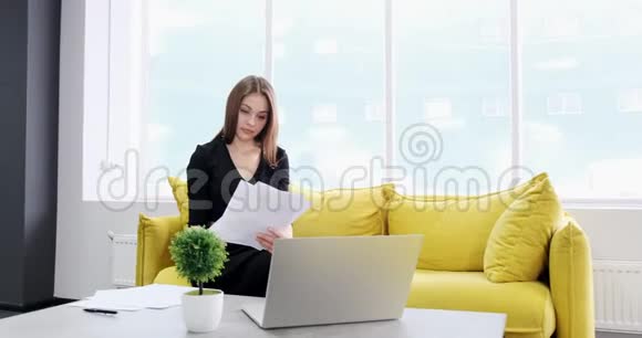 关心妇女在办公室工作和思考解决问题在笔记本和笔记本上工作的漂亮女性视频的预览图