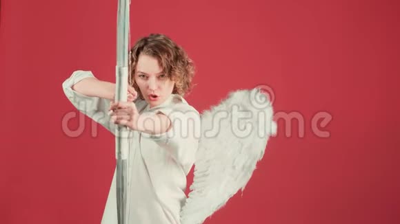 天使女孩带着弓箭越过红色背景情人节的人的概念有弓箭的天使女孩视频的预览图