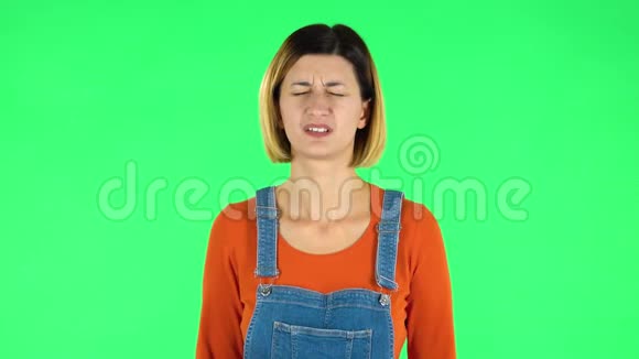 因疲劳而头痛的女人绿色屏幕视频的预览图