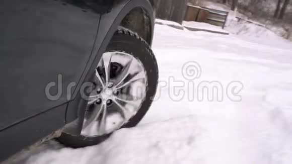 车轮的汽车飘雪视频的预览图