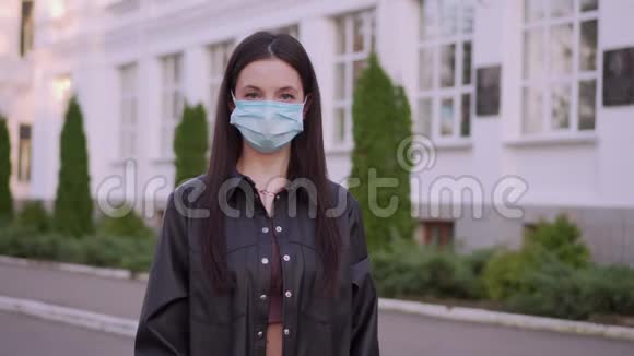 年轻女子呼吁停止冠状病毒covid19视频的预览图