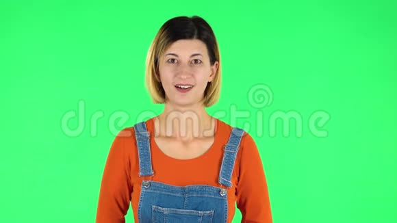 女孩看起来温柔双臂交叉在她面前绿色屏幕视频的预览图