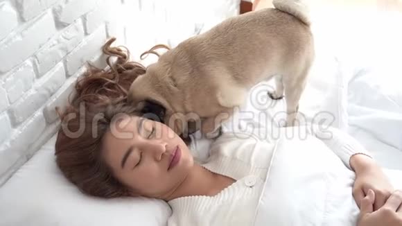 亚洲女人穿着睡衣睡觉闭上眼睛微笑睡觉视频的预览图