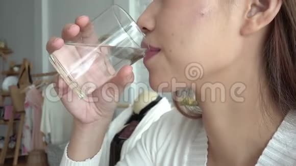 亚洲年轻女子喝水视频的预览图