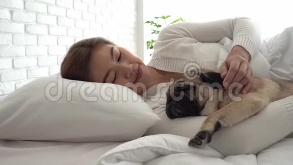 女人在卧室的床上睡狗视频的预览图